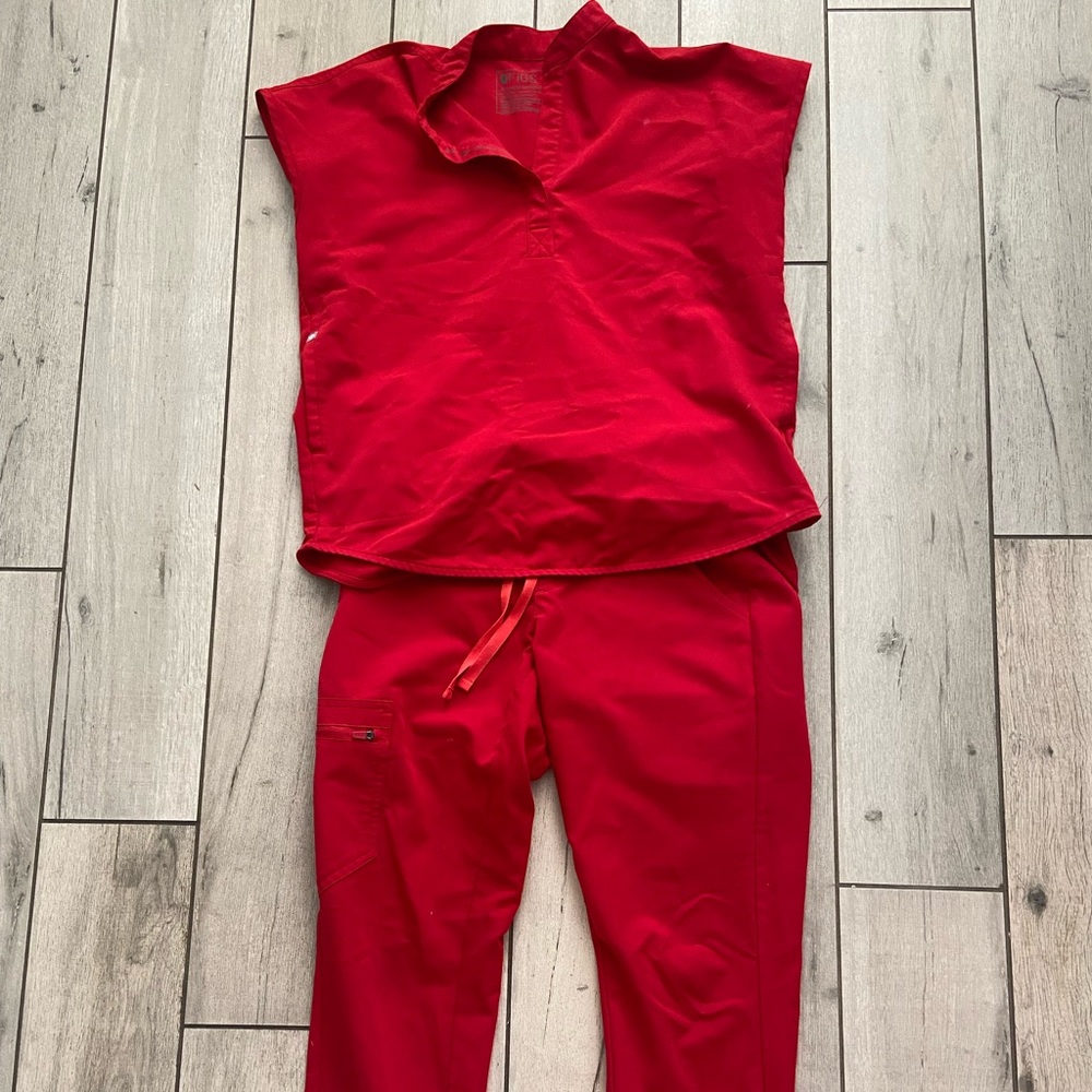 Women’s Figs Scrub Set- Red